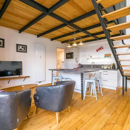 Le Corbeau Et Le Homard Apartment