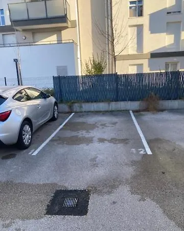 Le Corbeau Et Le Homard Apartment